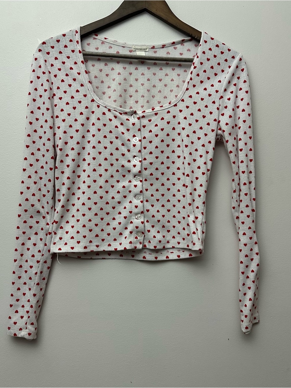 Aeropostale Women’s Large White Red Heart Print Button Front Long Sleeve Crop To